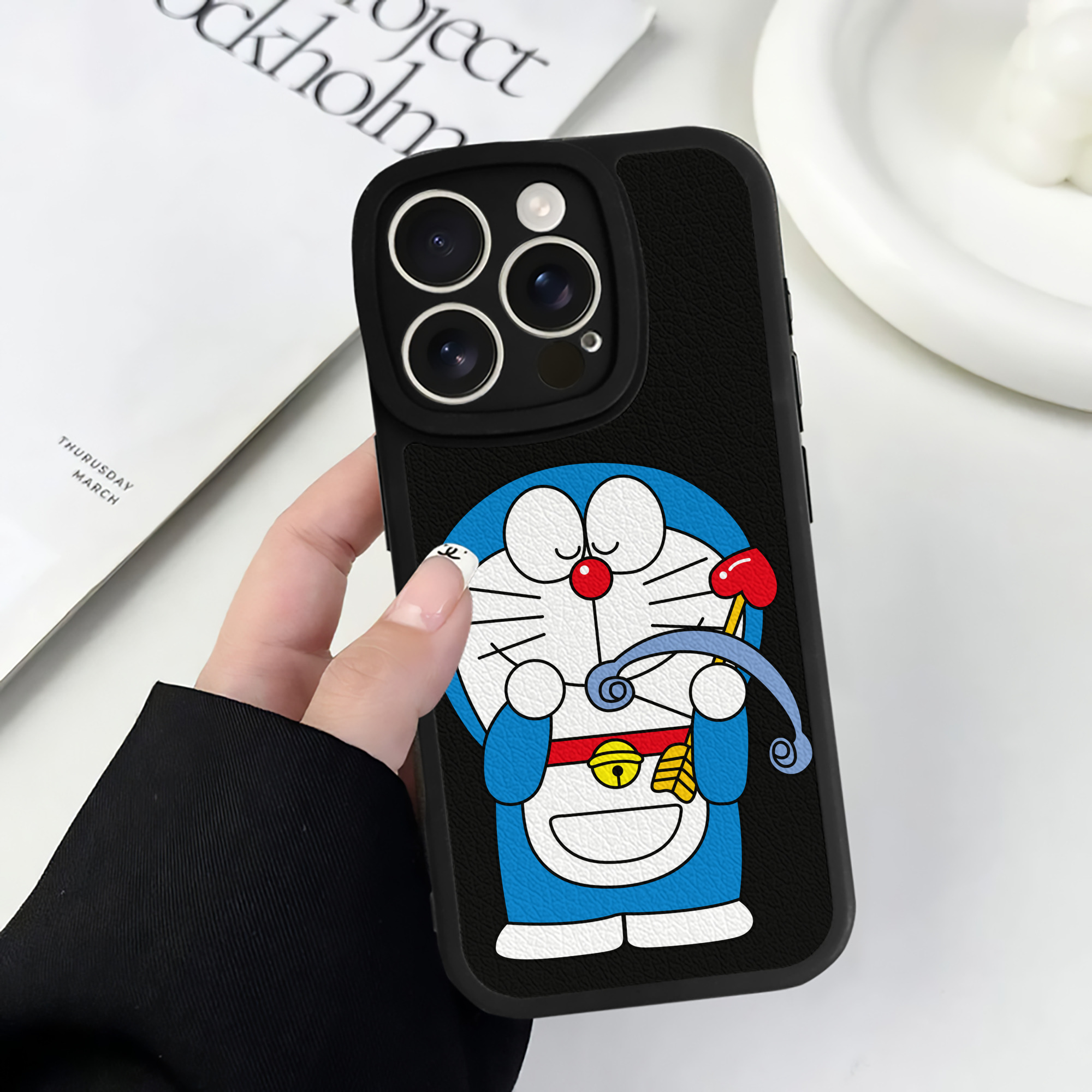 （画像用） ドラえもん Doraemon 【iPhone 16シリーズ対応】シリコンスマホケース（レザー調） 材質：シリコン